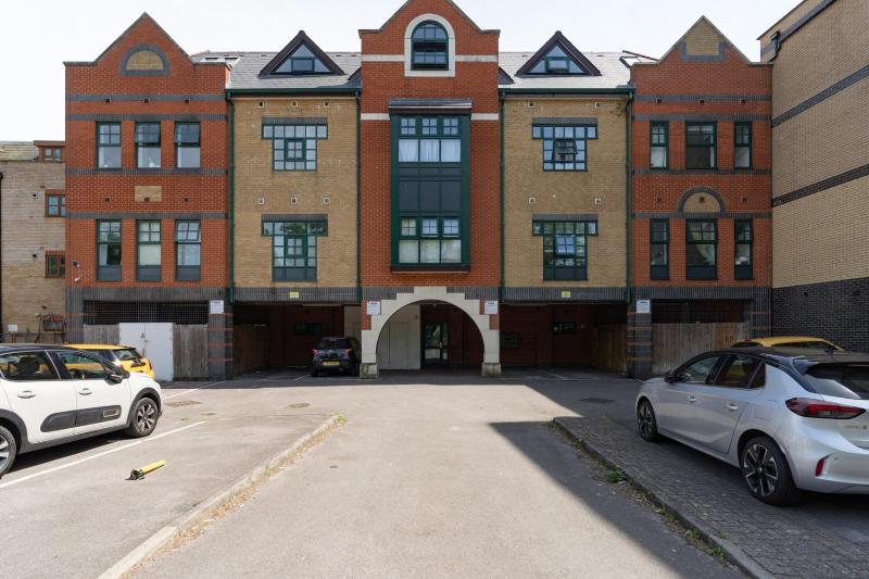 Central Southampton Flat - image 7