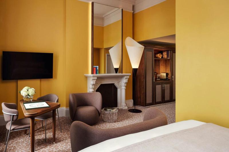 Grand Junior Suite with One King Bed image 4
