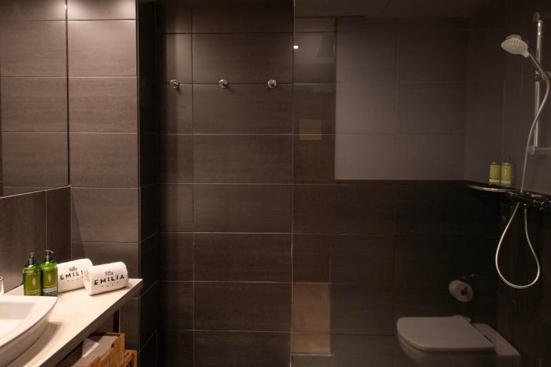 Standard Triple Room image 2