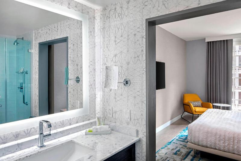 One-Bedroom King Suite with Sofa Bed and City View image 4