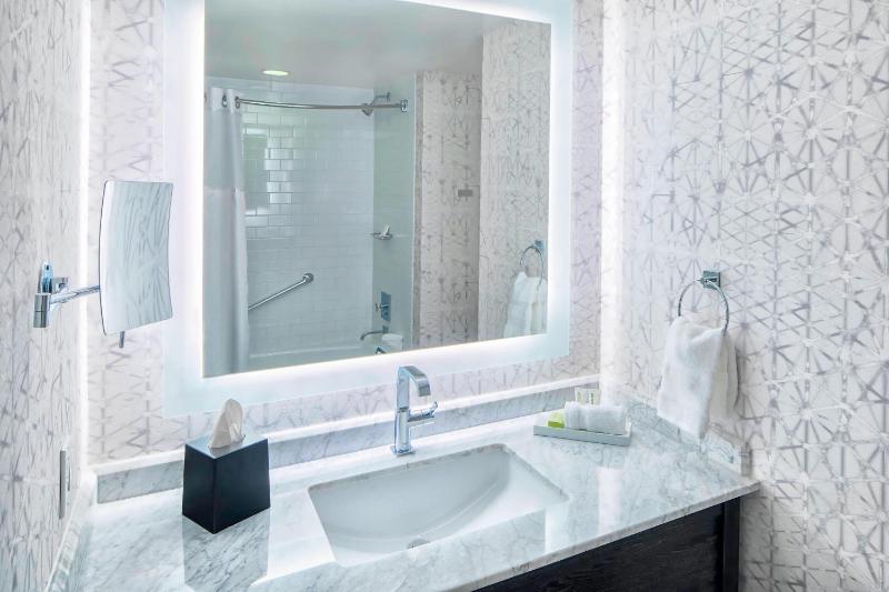 Renovated Double Room with Two Queen Beds and Atrium View image 4