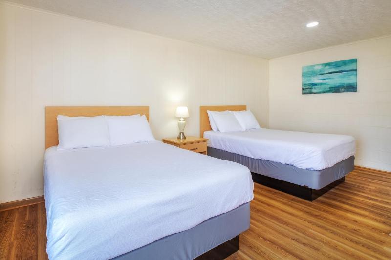Standard Double Room with Two Double Beds image 4