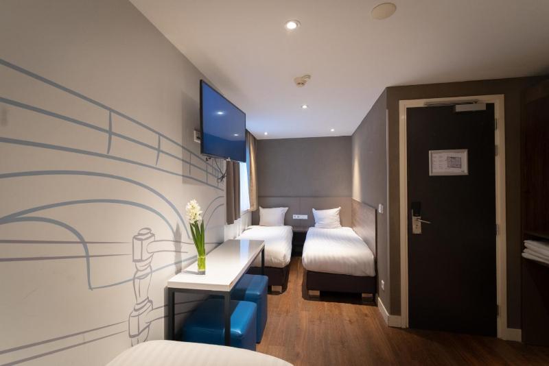 Quadruple Room with Private Bathroom image 1