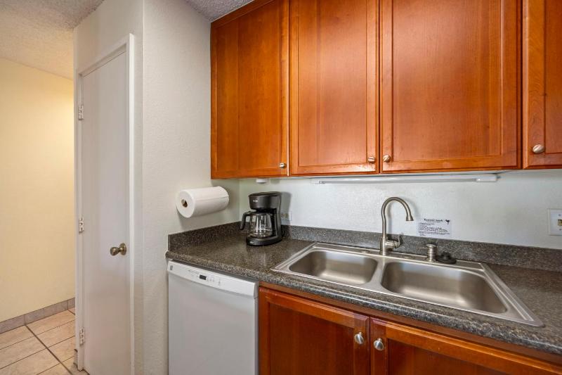 Charming Elegant Oceanview 1Bd 2Ba In Front Building - image 16