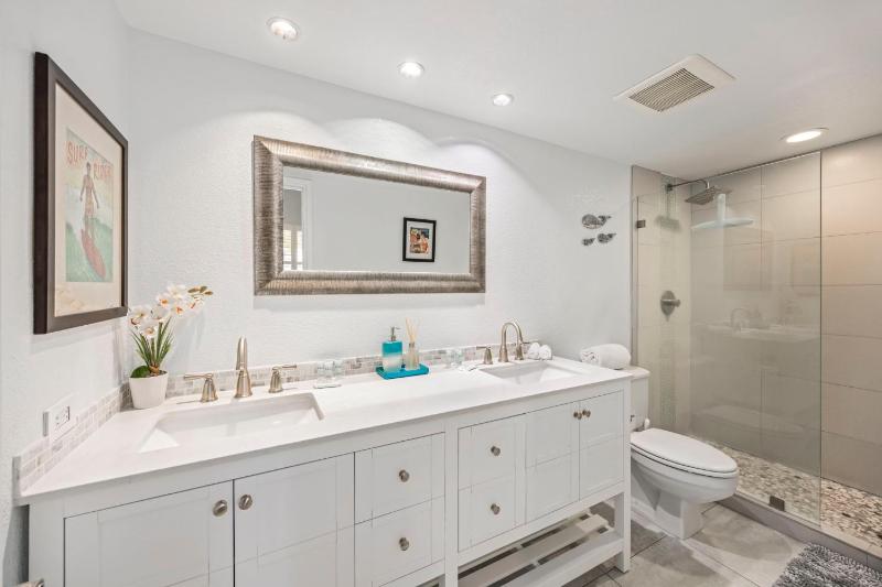 New Bathrooms! Spectacular Penthouse at Oceanview - image 3