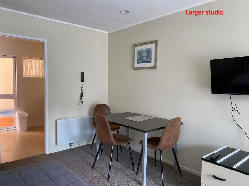 Malones Spa Motel - image 42