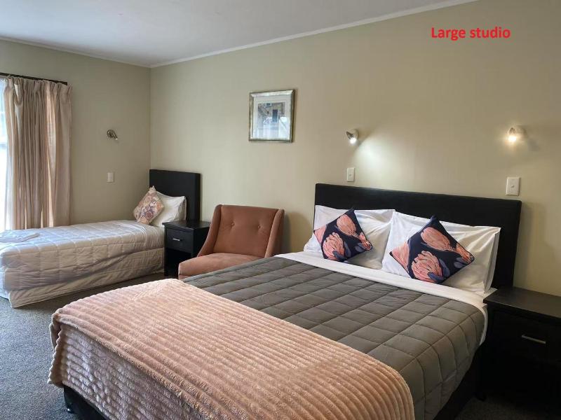 Malones Spa Motel - image 50