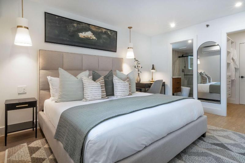 Brand New 2BR 2BA - AC Location Views! - image 4