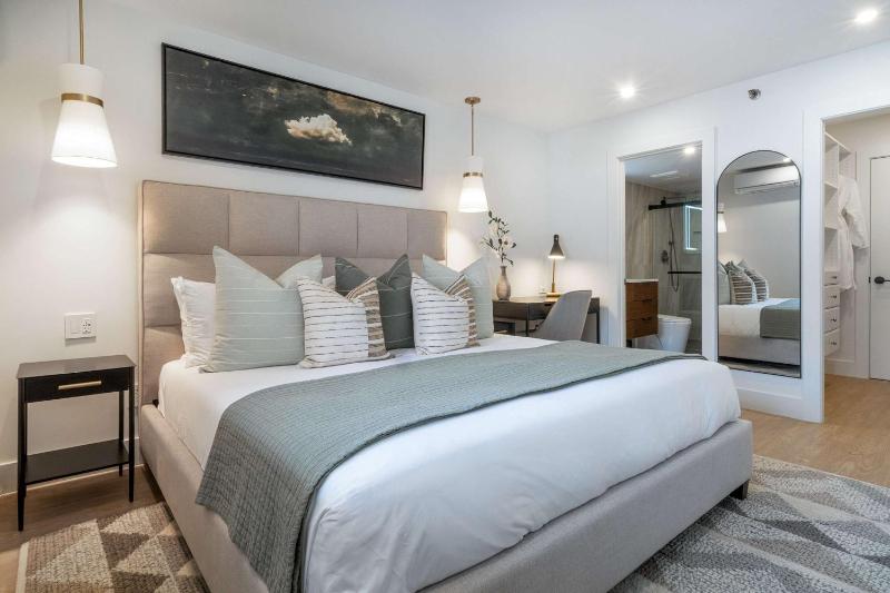 Brand New 2BR 2BA - AC Location Views! - image 38