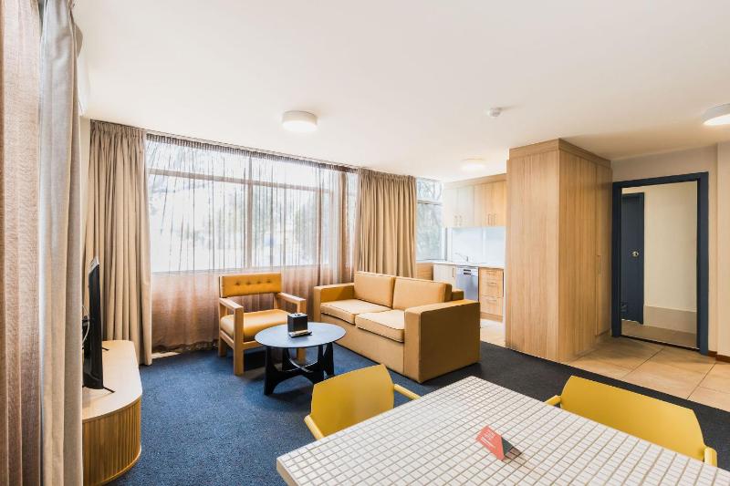 Statesman Hotel - image 1