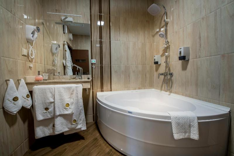 King Room with Spa Bath image 1