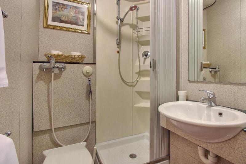 Quadruple Room image 2