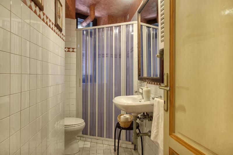 Double Room with Shared Bathroom image 2