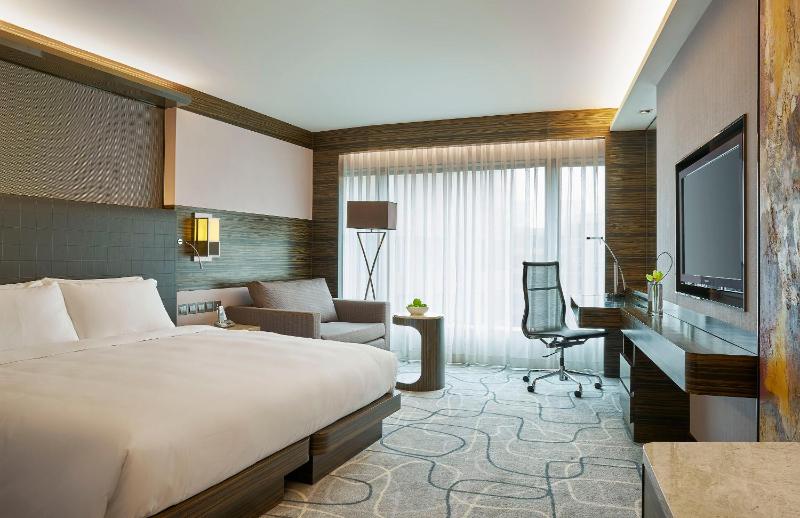 King or Twin Room with City View and Executive Lounge Access image 1