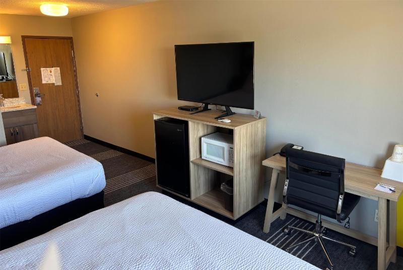 Queen Room with Two Queen Beds - Non-Smoking image 1