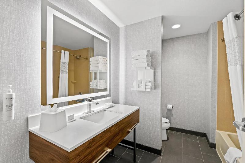 Queen Room with Two Queen Beds (4 Adults) image 2