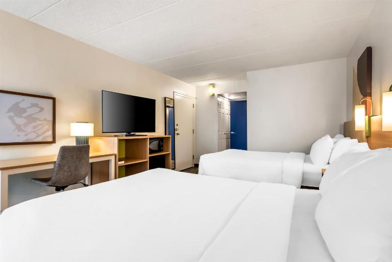 Double Room with Two Double Beds and Roll-In Shower - Disability Access image 3