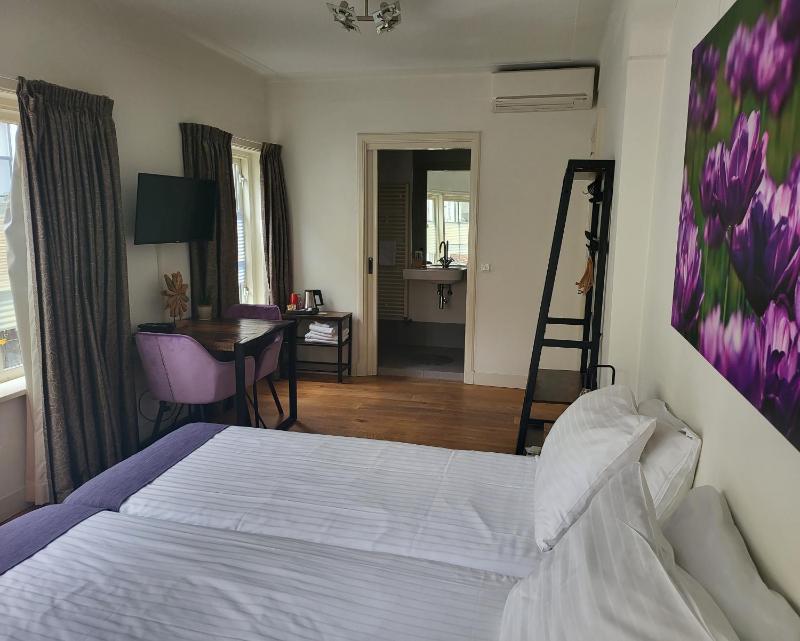 Double or Twin Room image 4