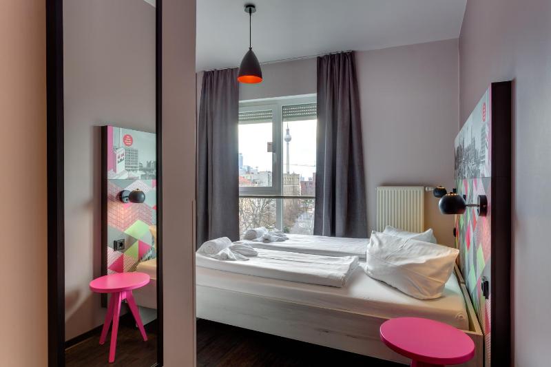 Twin Room image 3