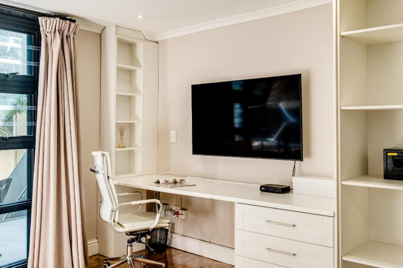 Camps Bay 4bed Villa w Pool Luxe on Central - image 7