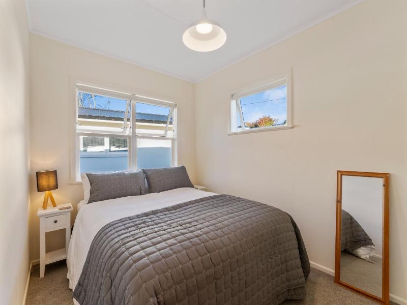 Waterside Bliss - Taupo Holiday Home - image 2