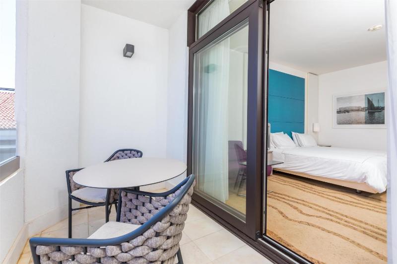 Superior Double or Twin Room with Sea View image 3