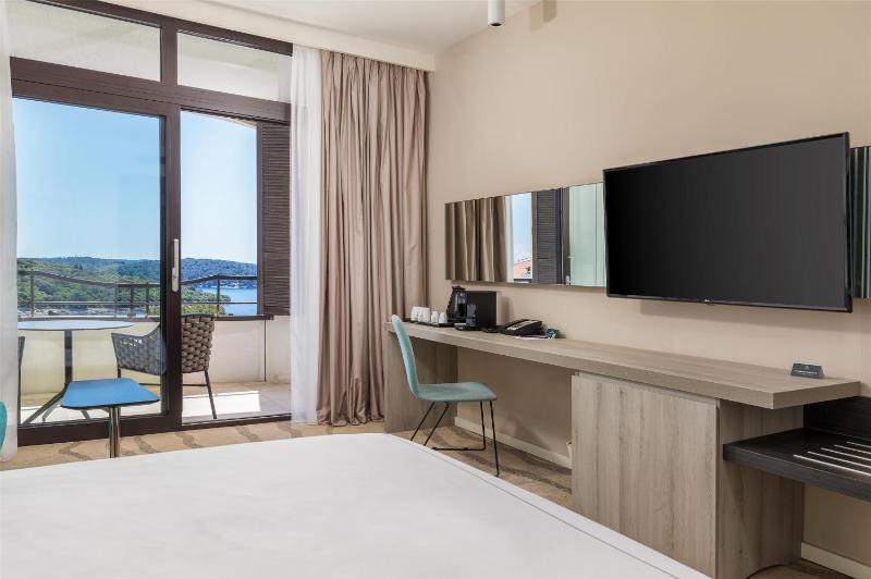 Premium Double or Twin Room with Sea View image 4