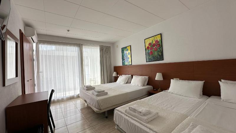 Quadruple Room image 1