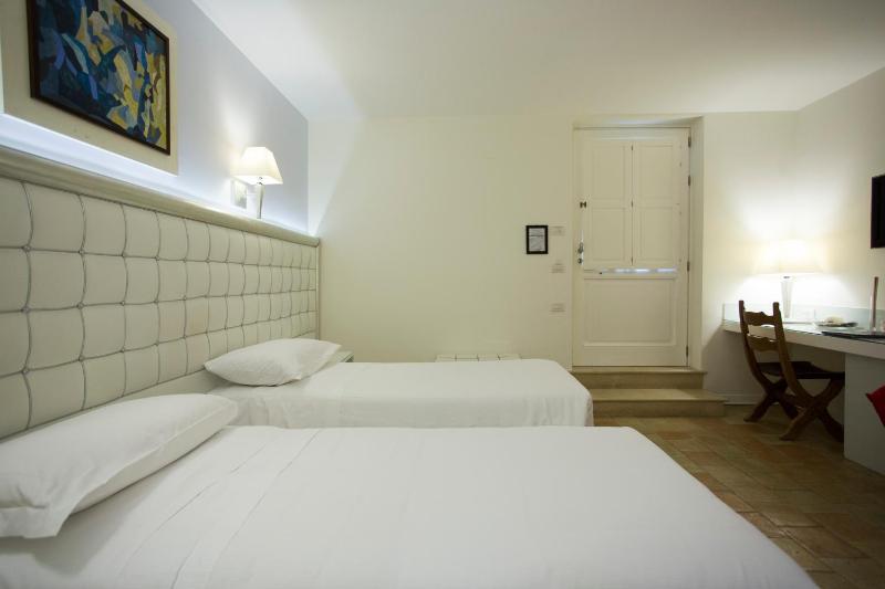 Classic Double or Twin Room image 3
