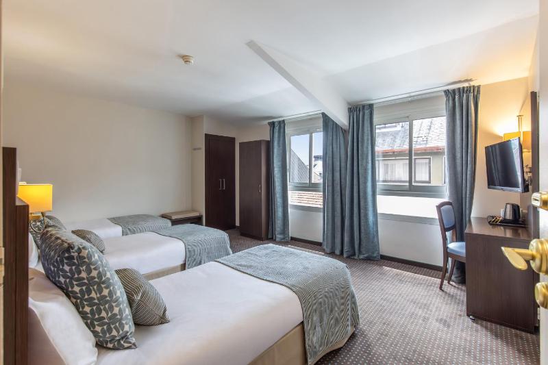 Standard Triple Room image 3