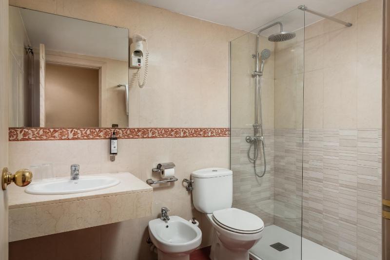 Standard Double Room with City View image 3