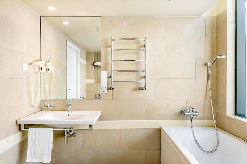 Deluxe Double or Twin Room image 2