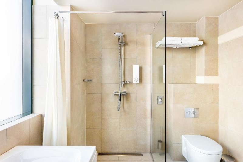 Deluxe Double or Twin Room image 3