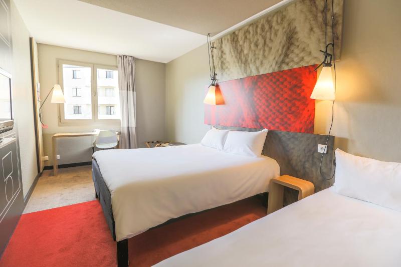 Standard Twin Room image 4