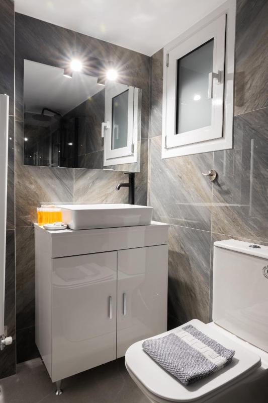Fresh 2 bdrm Apt in Koukaki - image 3