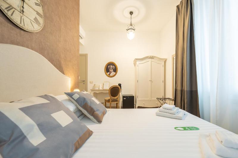 Deluxe Double Room image 4