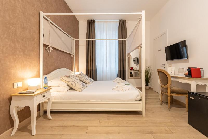 Deluxe Double Room image 3