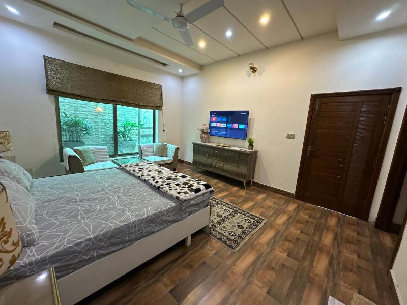 Comfortable luxury Bedroom - image 8