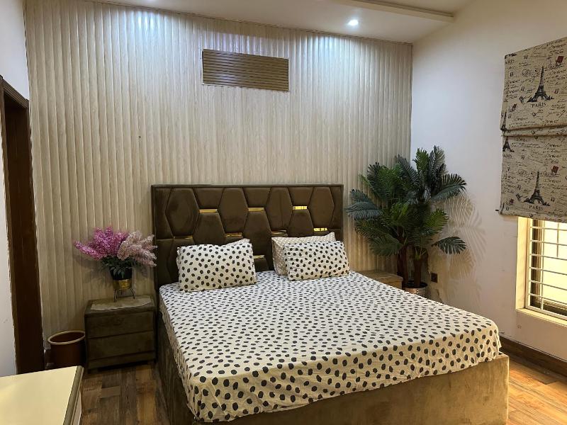 Comfortable luxury Bedroom - image 4