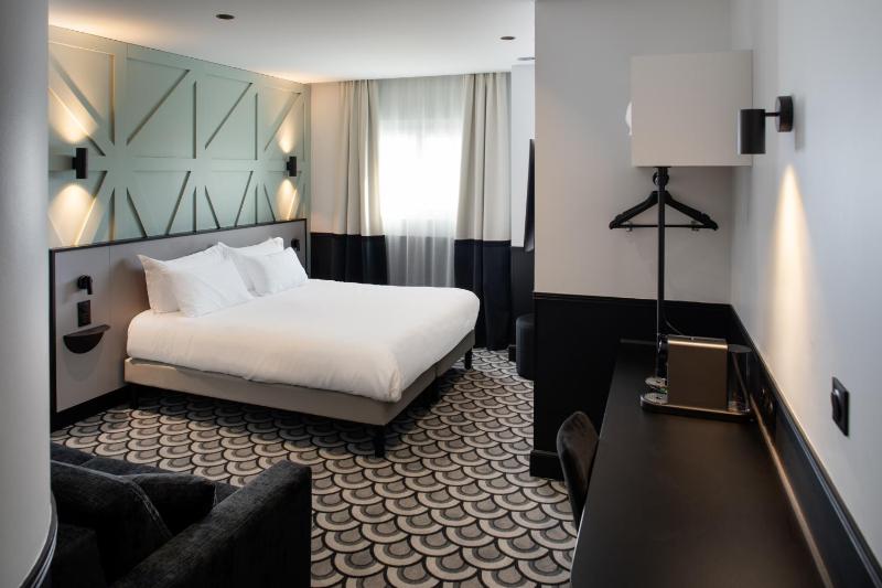 Deluxe Family Room image 3