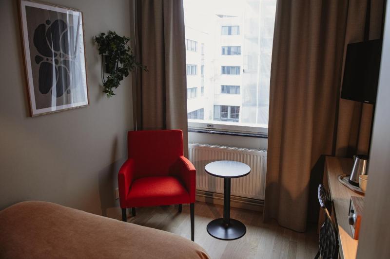 Compact Single Room image 4