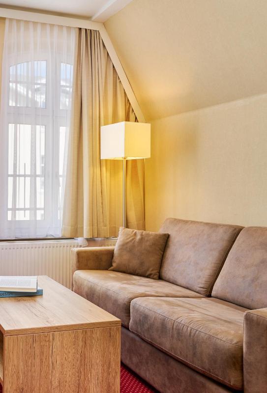 Double Room Facing Sea with Oriel image 1