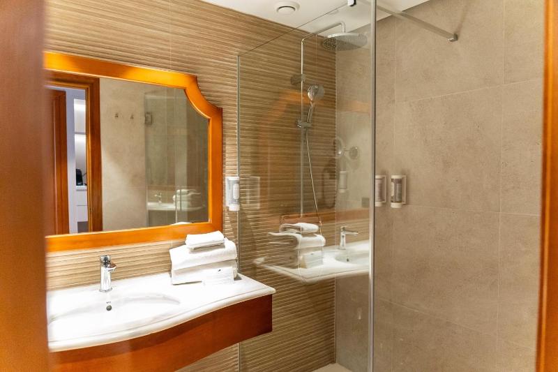 Deluxe Twin Room image 3