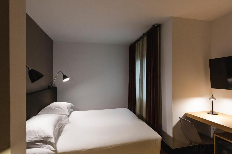 King Guest Room image 2