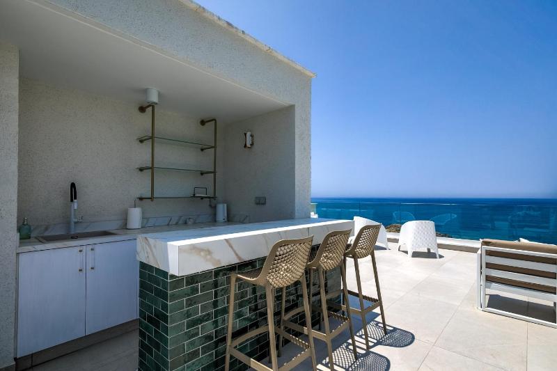 Olymp Luxury House - Ultra Luxury Beachfront Villa with Rooftop Lounge - image 2