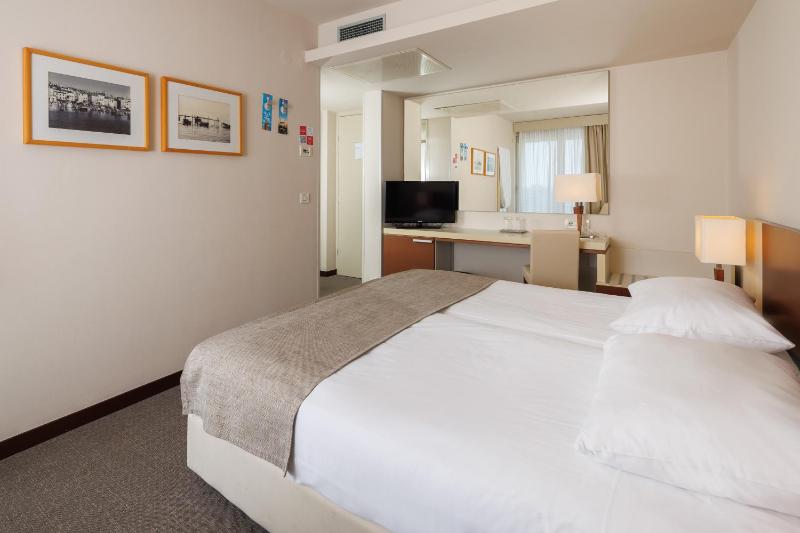 Superior Room with Sofa Bed and Balcony - Sea Side image 3