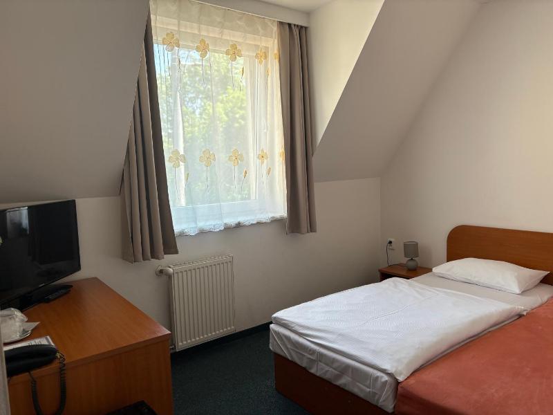 Single Room image 3