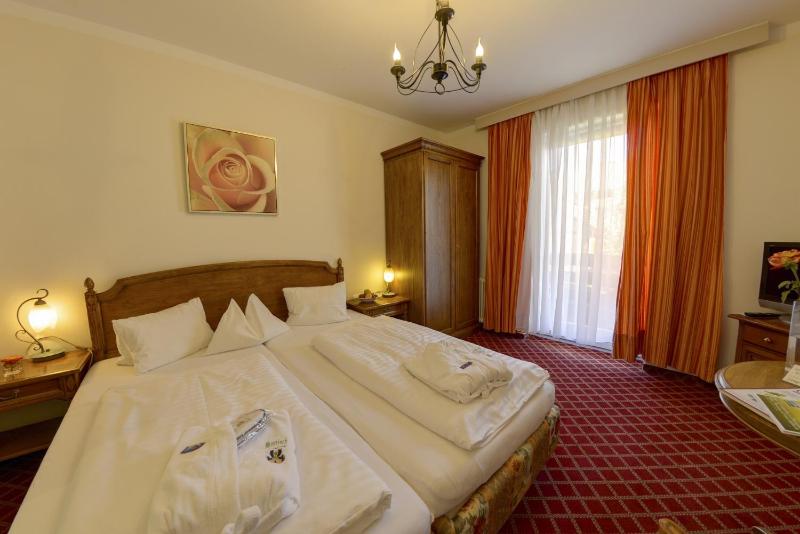 Economy Double Room with Balcony image 3