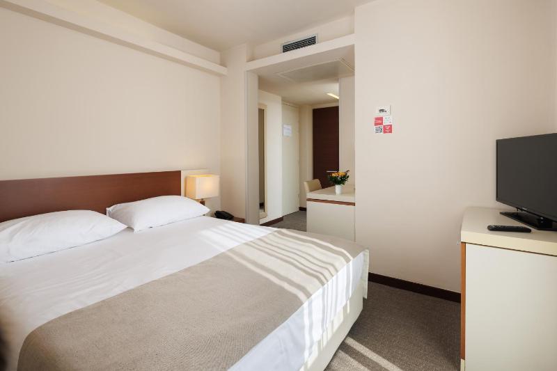 Economy Room image 3