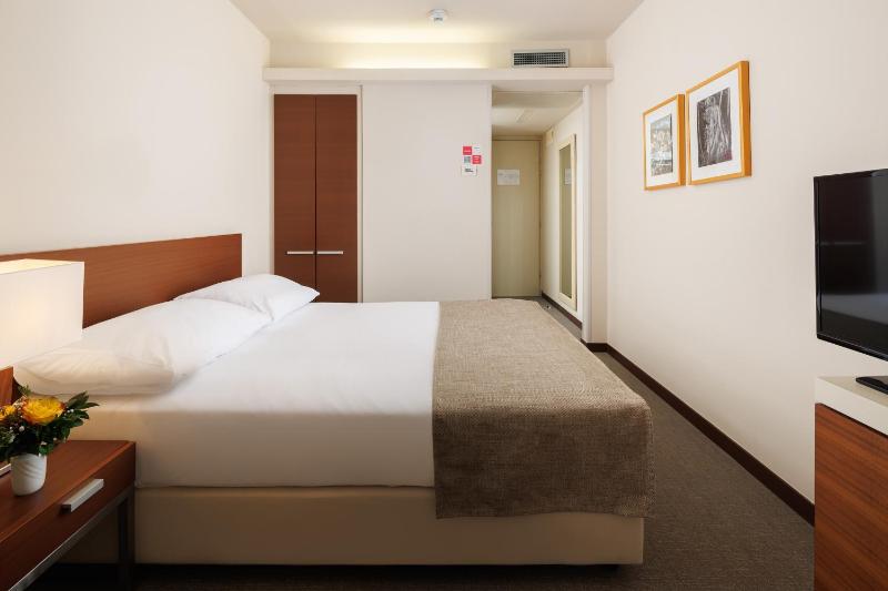Classic Room with French Bed and Balcony – Single Use image 3